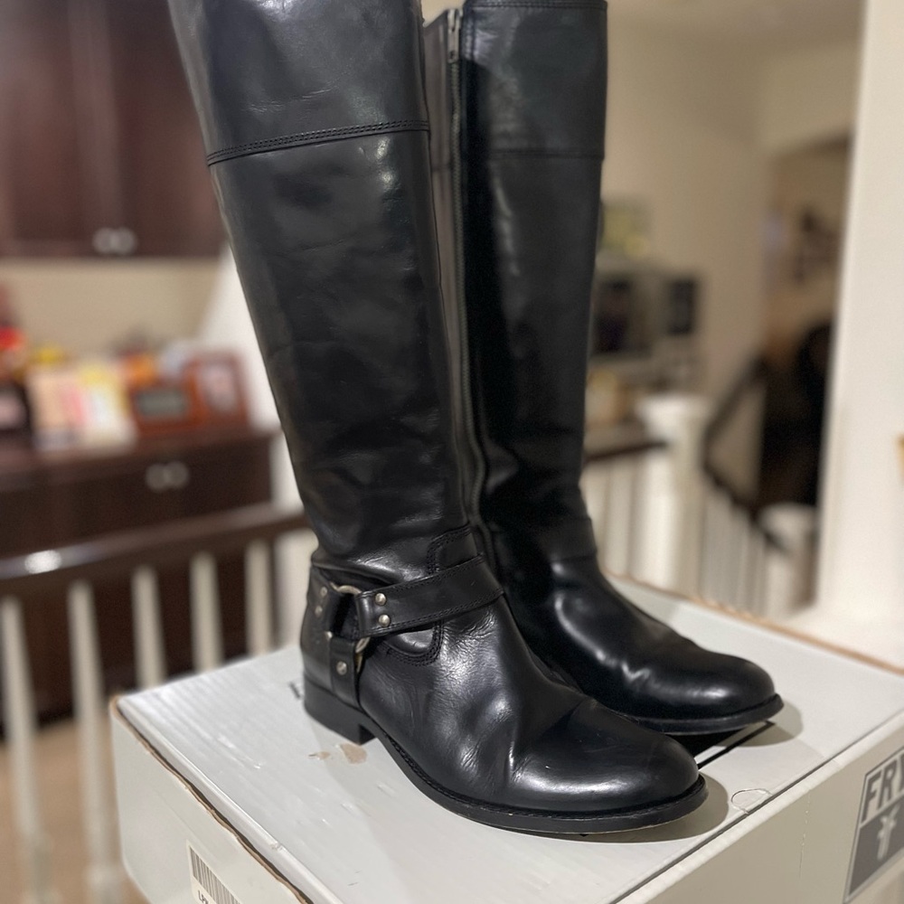 Frye Melissa Tall boots extended calf size 8. Slightly used.
